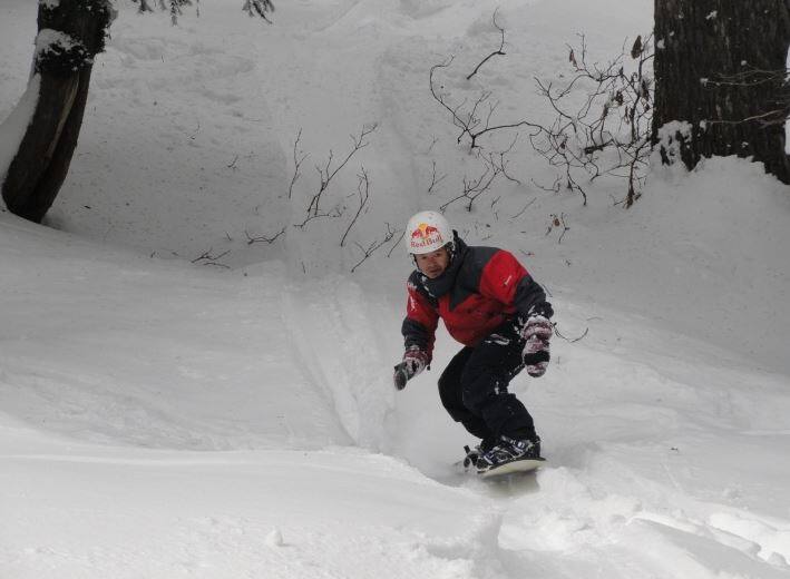 इग्लू में रहने के साथ-साथ आप स्नो सीडिंग का भी लुफ्त उठा सकते हैं.