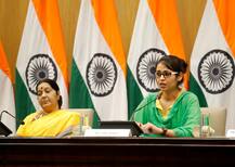 पाकिस्तान से लौटी \'भारत की बेटी\' उज्मा, देखिए इमोशनल करती पहली तस्वीरें