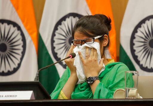  अहमद ने भारत सरकार के प्रति परिवार का आभार व्यक्त करते हुए कहा, ”हमें कुछ ज्यादा नहीं करना पड़ा. हमें (विदेश मंत्री) सुषमा स्वराज से फोन आया कि उज्मा ने इस्लामाबाद में भारतीय दूतावास से संपर्क किया है और उसकी देश वापसी के प्रयास किए जा रहे हैं.”