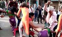 इलाहाबाद: दबंगों ने बीच सड़क पर की गरीब महिला की पिटाई, वीडियो हुआ वायरल