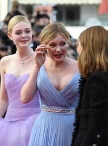 कांस में रेड कार्पेट पर ही छलक पड़े किस्र्टेन डंस्ट के आंसू, देखें PICS