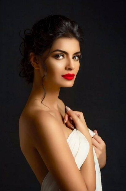 इस बार भी सोनाली के नाम के खबरों में आने की वजह उनकी हॉटनेस ही है.