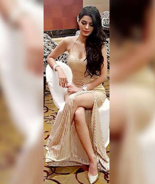 आपको बता दें कि ये पहला मौका नहीं है जब सोनाली ने अपनी हॉट एंड बोल्ड तस्वीरों को इंस्टाग्राम पर शेयर किया है. 