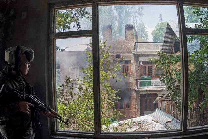 सुरक्षाबलों को श्रीनगर से 36 किलोमीटर दूर त्राल के सोईमोह गांव के एक घर में 2-3 आतंवादियों के छिपे होने की खुफिया जानकारी मिली. इन आतंकियों को पड़ने के लिए 26 मई की देर रात ऑपरेशन शुरू किया गया. (फोटो: PTI)