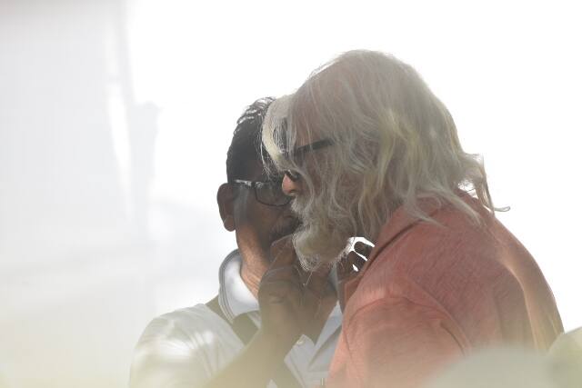 बॉलीवुड के 'शहंशाह' अभिताभ बच्चन फिलहाल अपनी आने वाली फिल्म '102 नॉट आउट' के शूटिंग में व्यस्त हैं. मुंबई के बांद्रा में अभिनेता फिल्म के सेट पर कैमरे में कैद हुए. (तस्वीर: Manav Manglani)