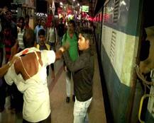 भुवनेश्वर: बजरंग दल कार्यकर्ताओं की गुंडागर्दी, ट्रेन में गाय ले जा रहे लोगों को बुरी तरह पीटा