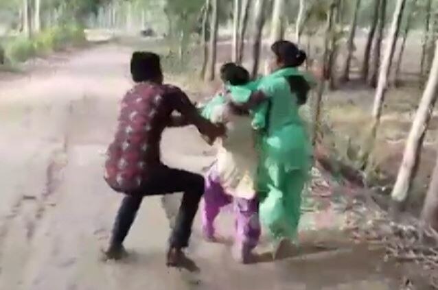 Uttar Pradesh In Rampur 14 Men Molest 2 Women They Make A Video And Post It Online शर्मनाक: यूपी में 14 लड़कों ने दो लड़कियों के साथ सरेआम की छेड़खानी, सोशल मीडिया पर वीडियो वायरल