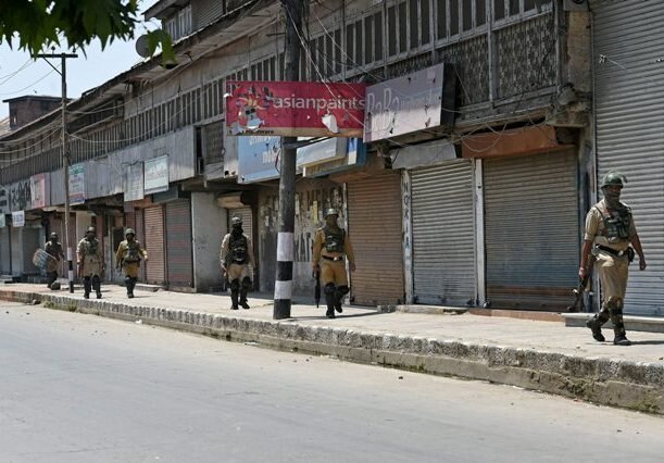 Situation Tense In Tral After Sabzar Bhat Killing Curfew In Parts Of Kashmir कश्मीर में हालात तनावपूर्ण: हिंसक झड़प में एक की मौत, बेहद कड़ी सुरक्षा-व्यवस्था