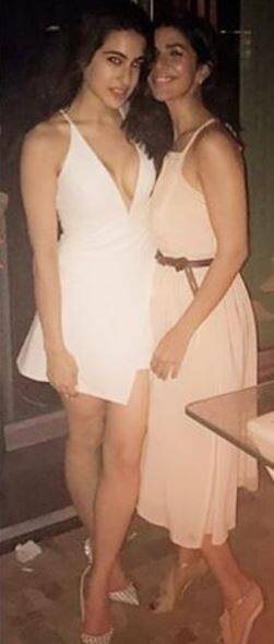 इनके कैप्शन में उन्होंने लिखा है कि वे दिन-रात क्लासी बने रहने की जुगत में हैं. इस तस्वीर के आइडिया का क्रेडिट उन्होंने अपनी फेवरेट ख़ान, सारा अली ख़ान को दिया है.