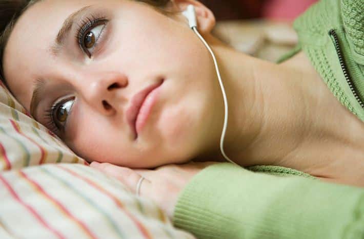 Sad Music Can Make You Depressed सावधान! सैड म्यूजिक सुनने से आप भी हो सकते हैं सैड