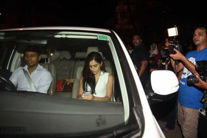 ये तस्वीरें तब की हैं जब सारा, करन जौहर के बर्थडे बैश में पहुंची थीं.