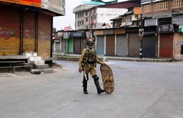 कर्फ्यू और अलगाववादियों के बंद के बीच कश्मीर में शांतिपूर्ण हालात Kashmir Situation Under Control With Heavy Restrictions कर्फ्यू और अलगाववादियों के बंद के बीच कश्मीर में शांतिपूर्ण हालात