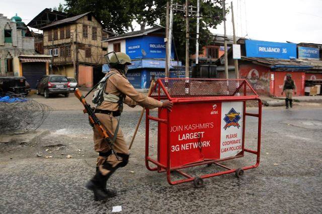 हिजबुल कमांडर सबजार भट्ट के मारे जाने के बाद कश्मीर घाटी के कुछ हिस्सों में कर्फ्यू जैसे हालात
