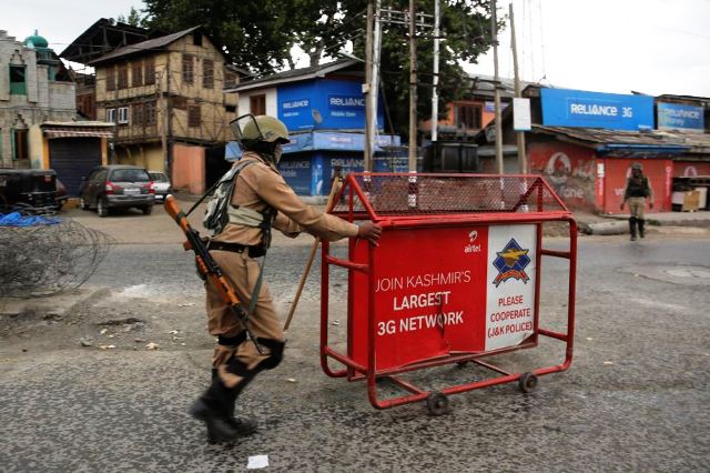 कश्मीर: अलगाववादियों का मार्च नाकाम, छिटपुट हिंसा को छोड़कर हालात शांतिपूर्ण