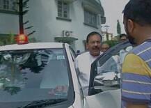 देशभर में बैन के बावजूद ममता के मंत्री ने लगाई लाल बत्ती, अपने फैसले पर अड़े