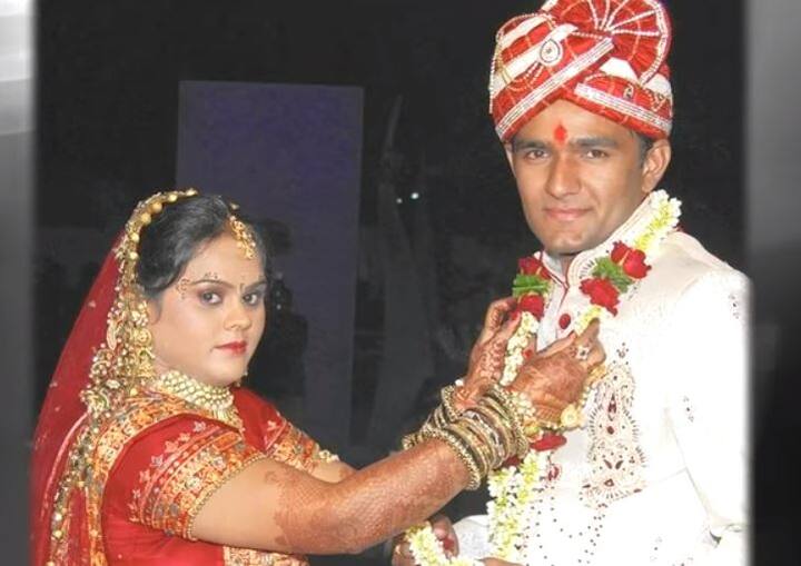 एजेंसी ने चेतावनी दी है कि अपनी 21 वर्षीय पत्नी पलक को कई बार चाकू घोंपकर पटेल ने हत्या की है. वह खतरनाक है.