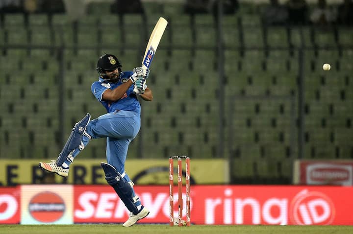 पहले अभ्यास मैच में युवराज सिंह और रोहित शर्मा दोनों खिलाड़ी टीम में शामिल नहीं थे. युवराज जहां बुखार के चलते टीम से बाहर रहे, वहीं रोहित घरेलू शादी की वजह से मैच का हिस्सा नहीं बन पाए.