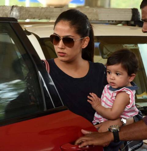 एयरपोर्ट पर बेटी मीशा को लेकर पहुंची मीरा, यहां देखें Cute तस्वीरें एयरपोर्ट पर बेटी मीशा को लेकर पहुंची मीरा, यहां देखें Cute तस्वीरें