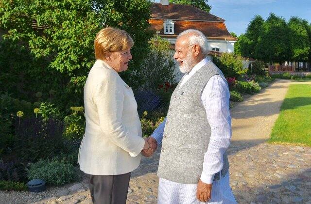 जर्मन चांसलर एंजेला मर्केल से PM मोदी ने की मुलाकात, कहा- 'बहुत अच्छी बातचीत हुई' On Four Nation Tour Pm Narendra Modi Has Very Good Interaction With German Chancellor Angela Merkel जर्मन चांसलर एंजेला मर्केल से PM मोदी ने की मुलाकात, कहा- 'बहुत अच्छी बातचीत हुई'