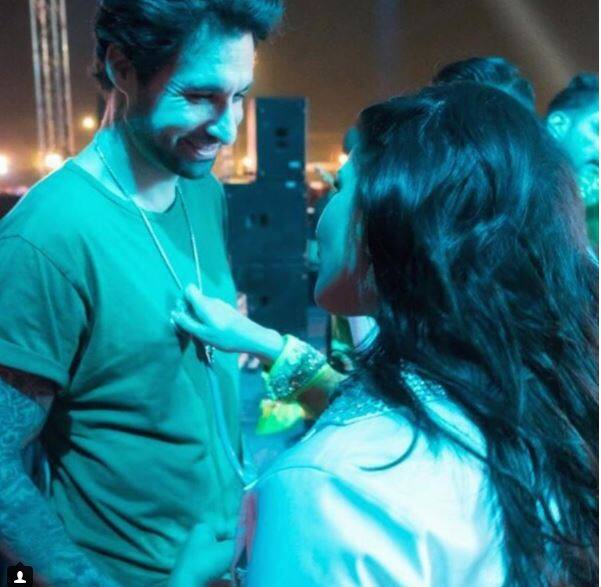 इन तस्वीरों में कुछ बैकस्टेज तस्वीरें भी हैं जिन्हें सनी ने अपनी इंस्टा टाइमलाइन पर पोस्ट किया है.