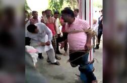 राजस्थान: अलवर में गांव के सरपंच और दबंगों ने युवक को खंभे से बंधकर बुरी तरह पीटा