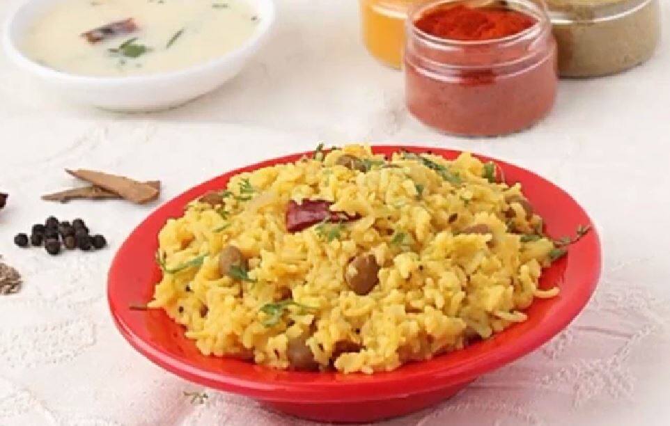 Indian Moong Dal Khichdi Surprising Health Benefits मूंग दाल खिचड़ी खाने के ये फायदे जानते हैं आप!