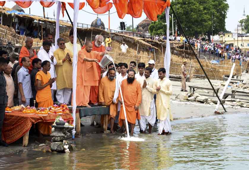 BLOG: योगी का अयोध्या दौरा, विकास की घूँट के साथ साथ हिंदुत्व की चाशनी भी