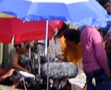 PHOTOS: हल्दी सेरेमनी की शूटिंग कर रहे थे शाहरूख खान, फिल्म के सेट से लीक हुईं तस्वीरें