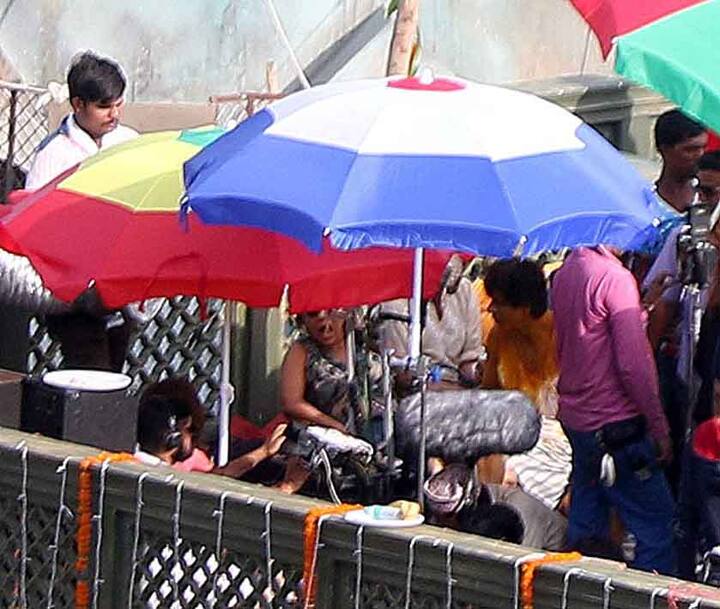  ये आनंद एल राय की उसी फिल्म की तस्वीरें में जिसमें शाहरूख एक बौने के किरदार में नज़र आने वाले हैं. 