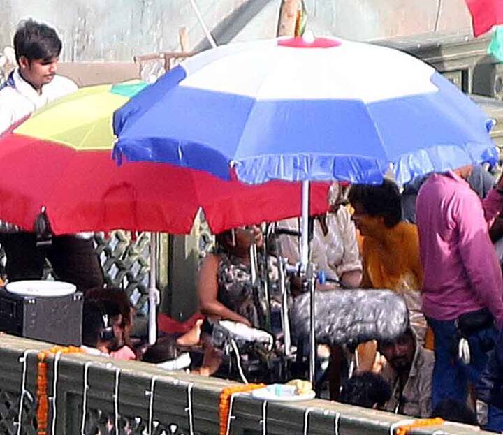 शाहरूख खान जब इस फिल्म के लिए हल्दी सेरेमनी की शूटिंक कर रहे थे उसी दौरान ये तस्वीरें क्लिक की गईं.