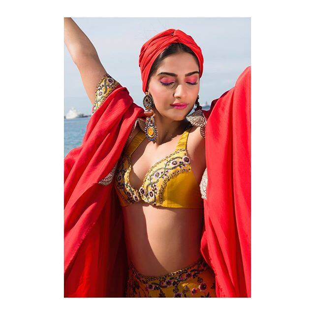 बताते चलें कि हर बीतते दिन के साथ नीरजा की अदाकारा सोनम अपने फैशन सेंस को नेक्स्ट लेवल पर ले गई हैं.