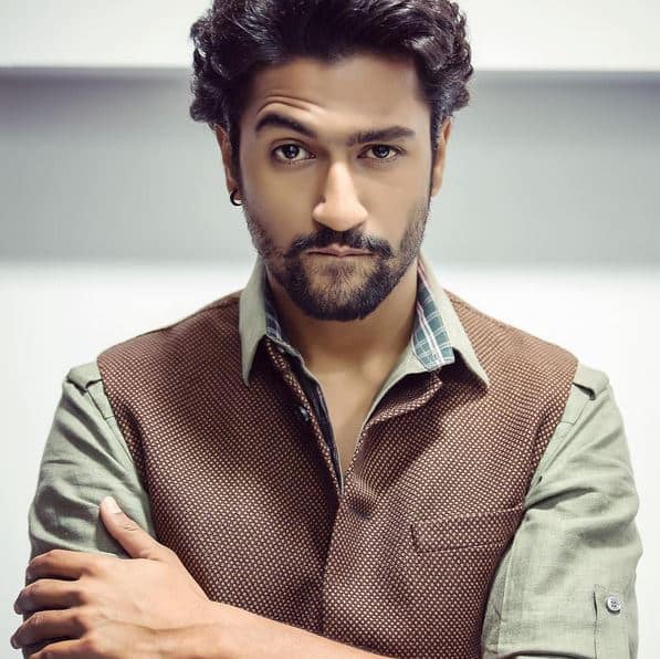 विक्की कौशल- 28 वर्षीय एक्टर विक्की का कहना है कि प्रोटीन और कॉम्पलेक्ट का कॉम्बिनेशन लेना उन्हें पसंद हैं. वे मानते हैं कि आपकी फिटनेस 70% इस बात पर निर्भर करती है कि आप क्या खा रहे हैं और 30% इस बात पर कि आप वर्कआउट कर रहे हैं या नहीं. विक्की बॉडी और वेट दोनों की मिक्स ट्रेनिंग करते हैं. सप्ताह में 4 से 5 दिन में वे वॉर्मअप, कार्डियो, वेट ट्रेनिंग और स्ट्रेचिंग करते हैं. ये मानते हैं कि प्रोटीन के अधिक सेवन से आपकी फिजीक बेहतर होती है. फोटोः इंस्टाग्राम