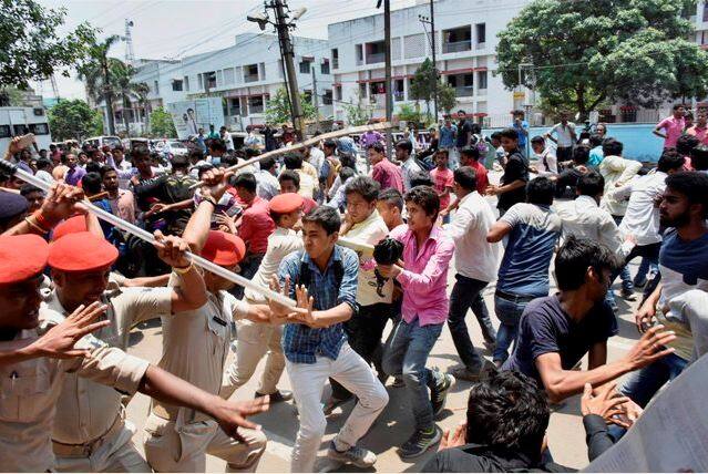 Bihar Students Massive Protests Poor Class 12 Result बिहार: 12वीं के रिजल्ट से नाराज छात्रों का हंगामा, पुलिस ने किया लाठीचार्ज
