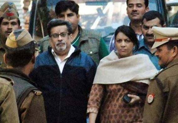 आरुषि तलवार : नोएडा में हुए डबल मर्डर केस ने पूरे देश को हिलाकर रख दिया था. एक हाई प्रोफाइल डेंटिस्ट की 14 साल की बेटी आरुषि तलवार और उसका नौकर हेमराज घर में मृत पाए गए थे. इस मामले में आरुषि के माता-पिता को ही सीबीआई अदालत ने दोषी माना था. जिसे पलटते हुए इलाहाबाद हाईकोर्ट ने आरूषि के माता पिता को बरी कर देने का फैसला किया है. डाक्टर राजेश तलवार और नुपूर तलवार ने भी खुद को निर्दोष भी बताया था. लेकिन, इस पूरे मामले में कई जांच की कई कड़ियां आपस में जुड़ी नहीं हैं. इसके साथ ही रहस्य को लेकर चर्चा होती रहती है. यहां तक कि बॉलीवुड ने भी इस मसले पर दो-दो फिल्में बना डाली हैं...आगे जानिए....