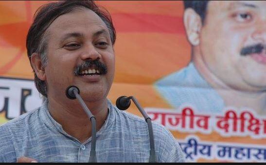 राजीव दीक्षित : राजीव दीक्षित एक सामाजिक कार्यकर्ता थे. आयुर्वेद और जीवन शैली को लेकर उनकी गहरी जानकारी लोगों का काफी पसंद थी. अपने कार्यक्रमों में वे यह जानकारियां देते थे. अभी भी यूट्यूब आदि पर इनकी दी गई जानकारियों को लोग देखते/सुनते हैं. भारत स्वाभिमान आंदोलन के वे राष्ट्रीय सचिव भी थे. 30 नवंबर, 2010 को छत्तीसगढ़ में रहस्यमयी परिस्थियों में उनकी मौत हो गई, यहां तक कि उनका पोस्टमार्टम भी नहीं कराया. इनकी मौत पर रहस्य बरकरार है...आगे जानिए...