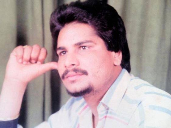 पंजाबी गायक 'चमकीला' : पंजाबी गायक अमर सिंह चमकीला और उनकी पत्नी अमरजोत को गोली मार दी गई थी. हालांकि, उन्हें गोली किसने और क्यों मारी यह अभी तक रहस्य है. चमकीला अपने करियर के उफान पर थे. उनके संगीत को बहुत सराहा जा रहा था. लेकिन, इसी बीच मेहसामपुर से लौटते वक्त उनकी पत्नी और उन्हें अज्ञात बदमाशों ने गोली मार दी. पंजाब में हुई यह हत्या अब तक रहस्य बनी हुई है...आगे जानिए....