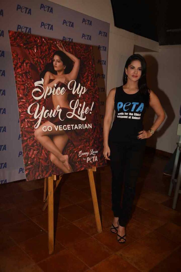 इस थीम को प्रमोट करने के लिए सनी ने बैक्ग्राउंड में मैनफोर्स कंडोम का ऐड लगाया था.