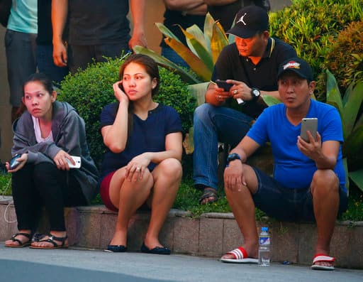 फिलीपींस के नेशनल पुलिस हेड रोनाल्ड डेला रोज ने सीएनएन को बताया कि हमलावर ने स्टोर रूम से कसीनो चिप चुरा ली. उसने 11.3 करोड़ रुपए की चिप चुराई थी जो बाद में उसके बैग से बरामद हुई. डेला रोस ने बताया कि संदिग्ध कॉकेसियन मूल का लग रहा था.