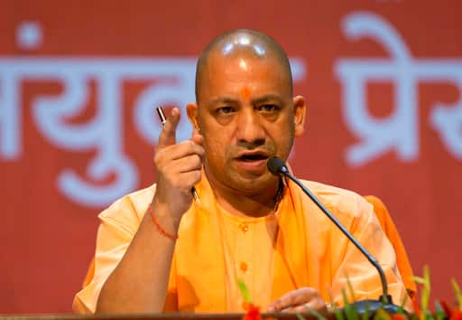 yogi adityanath saffron colour in uttar pradesh साल भर यूपी पर चढ़ता रहा और विपक्ष की आखों में चुभता रहा भगवा रंग