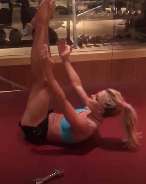 जापान के इस जिम में ब्रिटनी अपनी बॉडी की फ्लैक्सिबिलिटी फ्लॉन्ट करती नजर आईं.