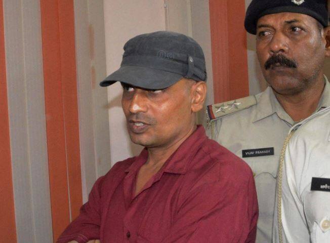 बिहार: गिरफ्तार टॉपर गणेश बोला- ‘मेरे जैसे गरीबों को सिस्टम पढ़ने नहीं देता, इसलिए बनते हैं आतंकवादी’ People Will Turn To Terrorism Says Bihar Class 12th Topper Ganesh Kumar After Arrest बिहार: गिरफ्तार टॉपर गणेश बोला- ‘मेरे जैसे गरीबों को सिस्टम पढ़ने नहीं देता, इसलिए बनते हैं आतंकवादी’