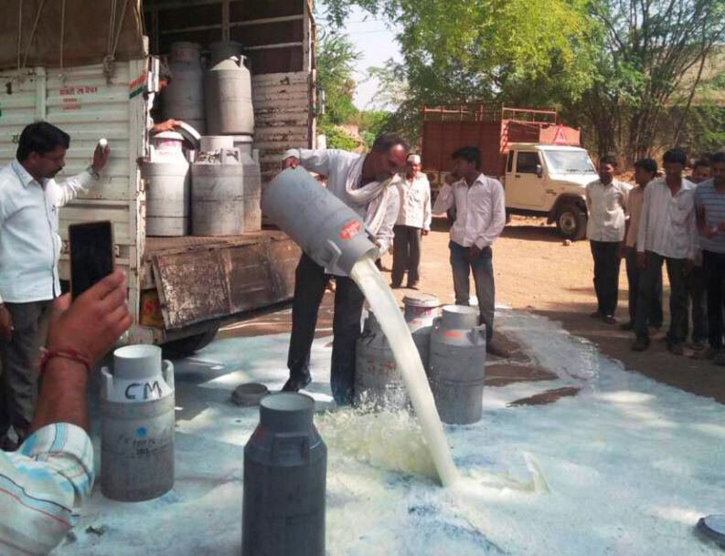 महाराष्ट्र: CM फडणवीस से बैठक के बाद किसानों का आंदोलन खत्म, दूध-सब्जी की सप्लाई शुरू