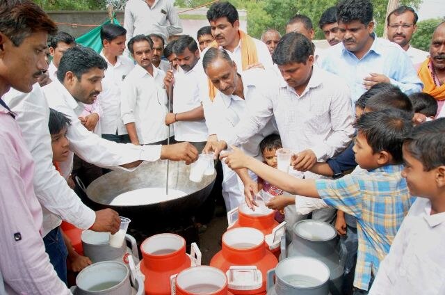 Maharashtra Farmers Call Off Strike After Meeting Cm महाराष्ट्र: CM फडणवीस से बैठक के बाद किसानों का आंदोलन खत्म, दूध-सब्जी की सप्लाई शुरू
