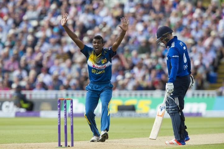 इससे पहले श्रीलंका के फरवेज़ माहरूफ ने साल 2006 में 14 रन देकर 6 विकेट चटकाए थे. जिसके बाद अब हेज़लवुड ने ये कारनामा फिर कर दिखाया.