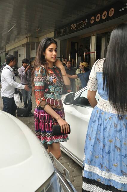 'मॉम' के ट्रेलर लॉन्च के दौरान कुछ इस अदा में दिखीं जाह्नवी कपूर.