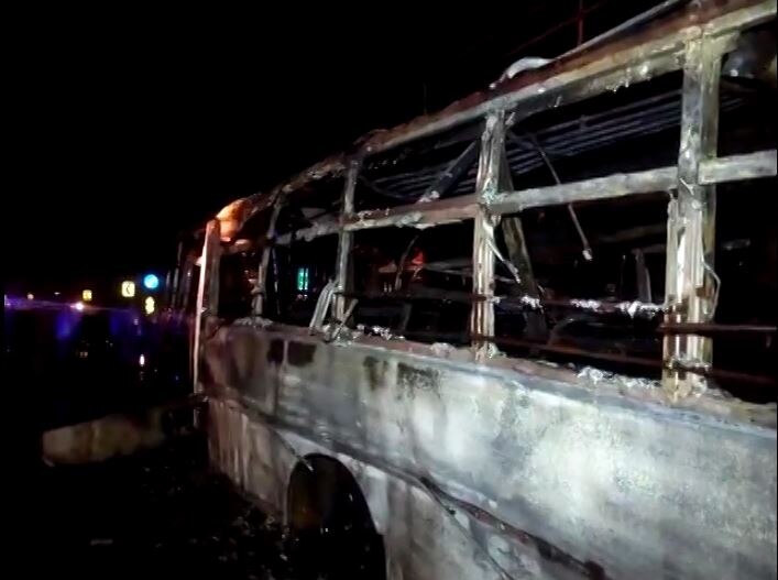 Uttar Pradesh Road Accident In Bareilly यूपी: बरेली में दर्दनाक हादसा, NH-24 पर ट्रक से टक्कर के बाद जिंदा जले यात्री, 22 की मौत