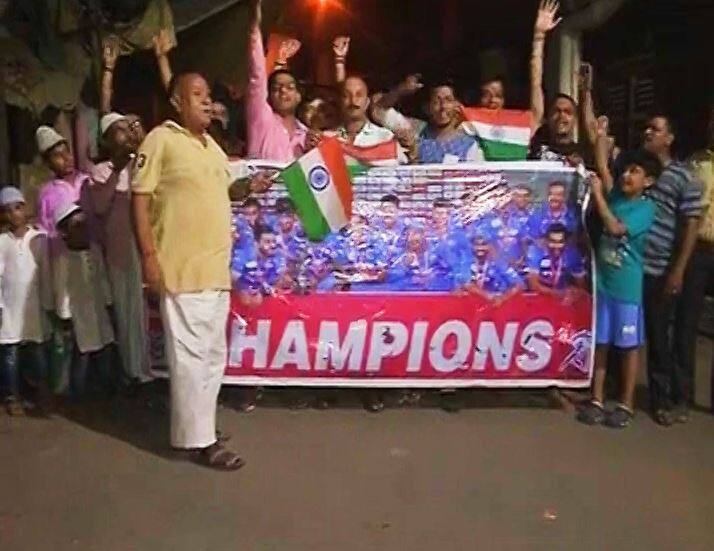 वाराणसी में जीत के बाद लोग एक दूसरे को मिठाईयां खिलाते नजर आए. पाकिस्तान को हराकर चैंपियन टीम के लिए पटाखे भी फोड़े गए.