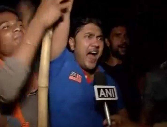 एलओसी पर भी लोगों ने भारत की जीत का जश्न मनाया. यहां लोगों ने भारत माता की जय के नारे लगाए.
