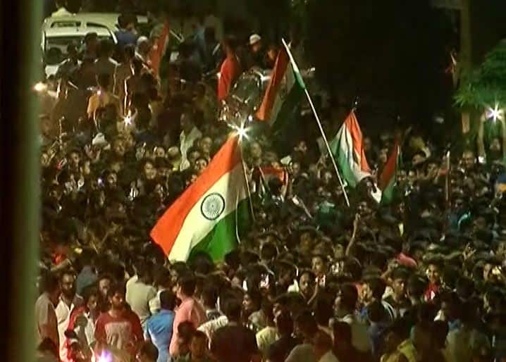 लुधियाना में भी भांगड़ा की धुन पर लोग थिरके तो इंडिया इंडिया के नारे लगे.