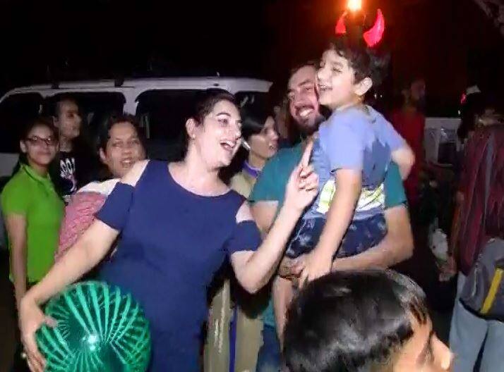 मुंबई में भी भारत की जीत का जश्न घरों में ही नहीं सड़कों पर भी नजर आया.